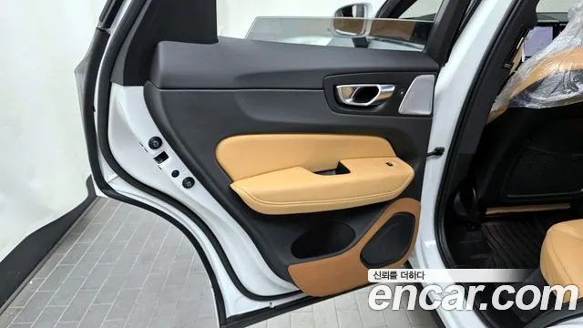 Volvo XC60 2023 — фото 15
