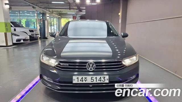 Volkswagen Passat 2018 — фото 1