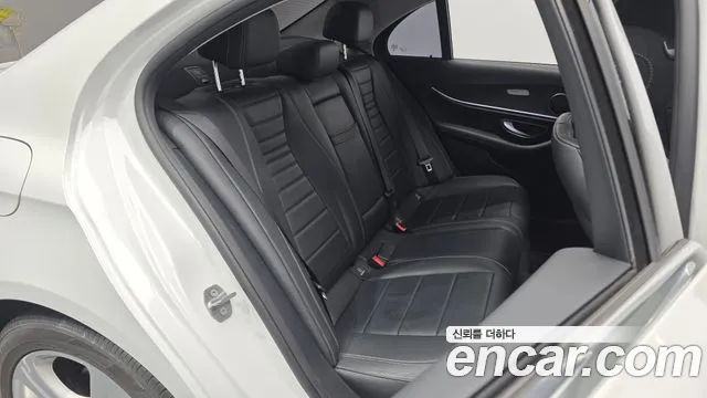 Mercedes-Benz E-Class 2017 — фото 11