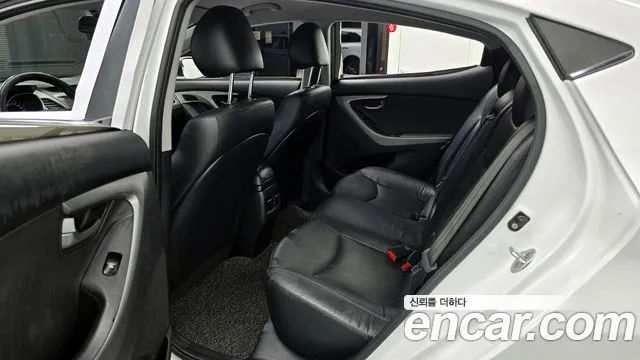 Hyundai AVANTE 2016 — фото 11