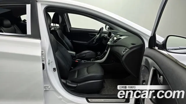 Hyundai AVANTE 2016 — фото 12