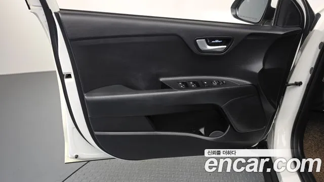 Kia Stonic 2018 — фото 14