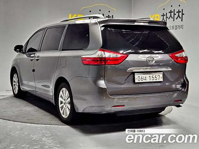Toyota Sienna 2017 — фото 4