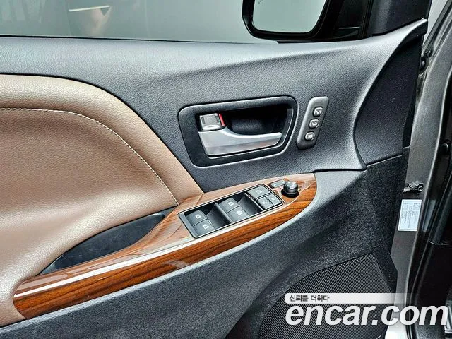 Toyota Sienna 2017 — фото 11