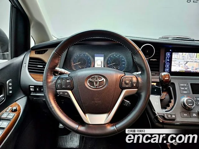Toyota Sienna 2017 — фото 12