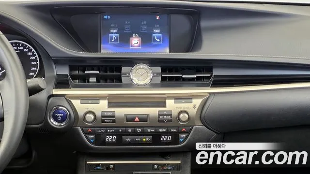 Lexus ES 2015 — фото 14