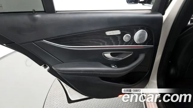 Mercedes-Benz E-Class 2019 — фото 15