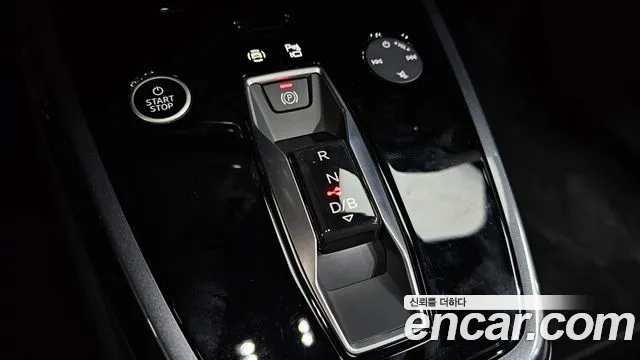 Audi Q4 e-tron 2025 — фото 12