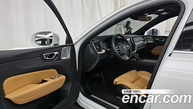 Volvo XC60 2019 — фото 13