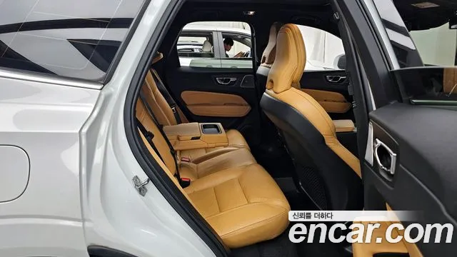 Volvo XC60 2019 — фото 18