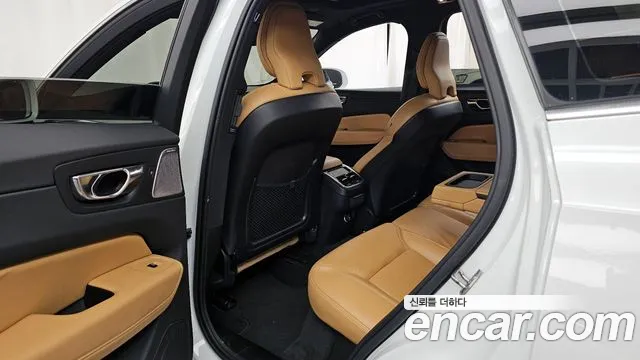 Volvo XC60 2019 — фото 16