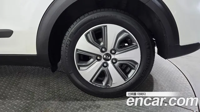 Kia Niro 2018 — фото 7