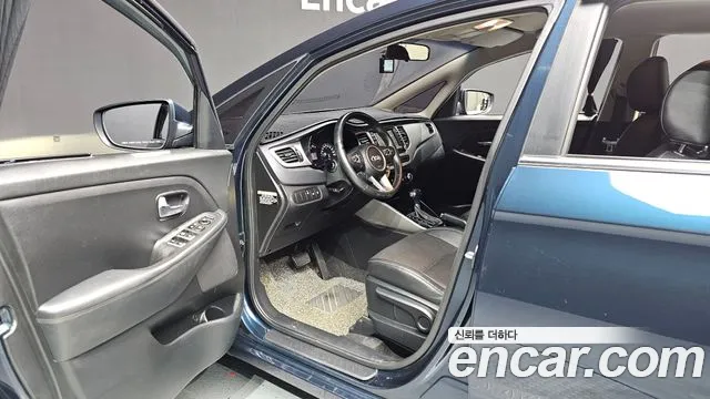 Kia Carens 2018 — фото 10