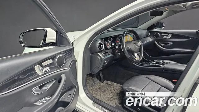 Mercedes-Benz E-Class 2017 — фото 13