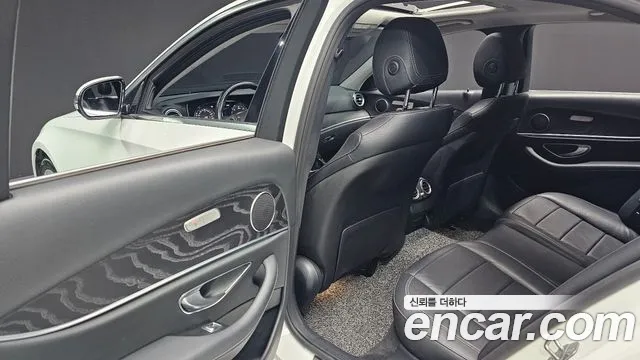Mercedes-Benz E-Class 2017 — фото 18