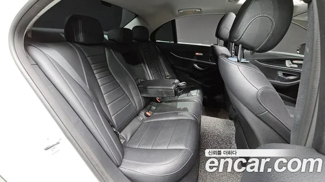 Mercedes-Benz E-Class 2017 — фото 19