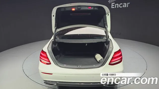 Mercedes-Benz E-Class 2017 — фото 20