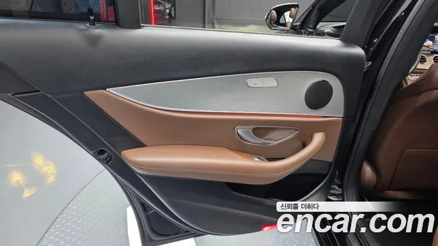 Mercedes-Benz E-Class 2020 — фото 15