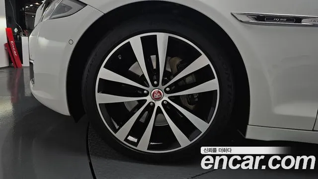 Jaguar XJ 2019 — фото 4