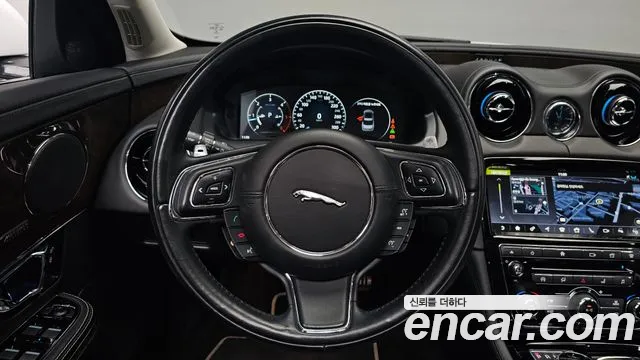 Jaguar XJ 2019 — фото 17