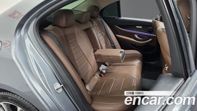 Mercedes-Benz E-Class 2017 — фото 11