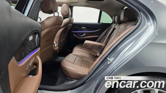 Mercedes-Benz E-Class 2017 — фото 12