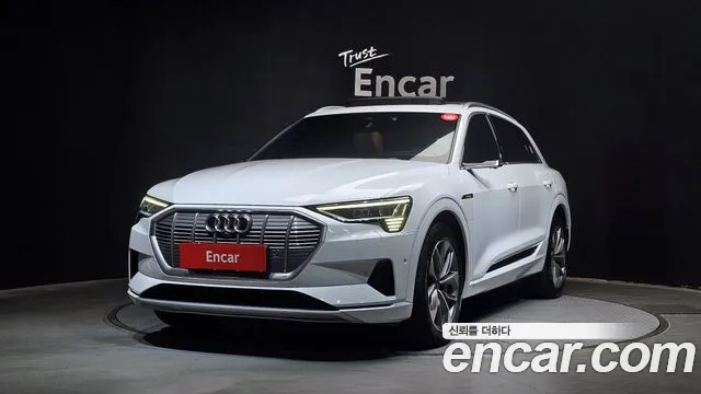 Audi e-tron 2022 — фото 1