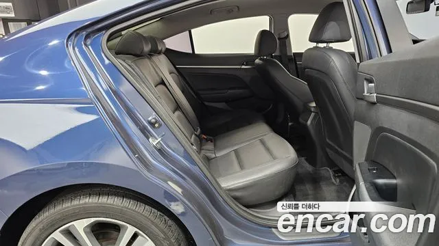 Hyundai AVANTE 2018 — фото 17