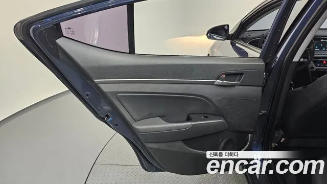 Hyundai AVANTE 2018 — фото 15