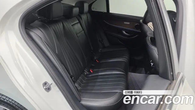 Mercedes-Benz E-Class 2019 — фото 17