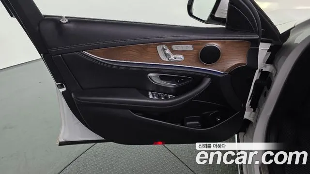 Mercedes-Benz E-Class 2019 — фото 14