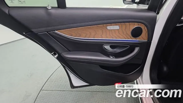 Mercedes-Benz E-Class 2019 — фото 15
