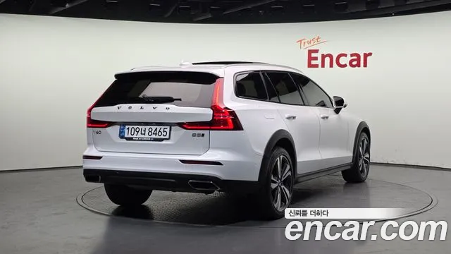 Volvo V60 2021 — фото 2