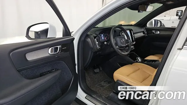 Volvo XC40 2020 — фото 13