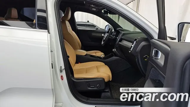 Volvo XC40 2020 — фото 17