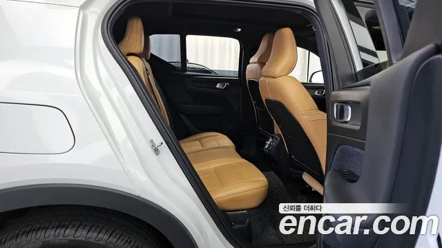 Volvo XC40 2020 — фото 18