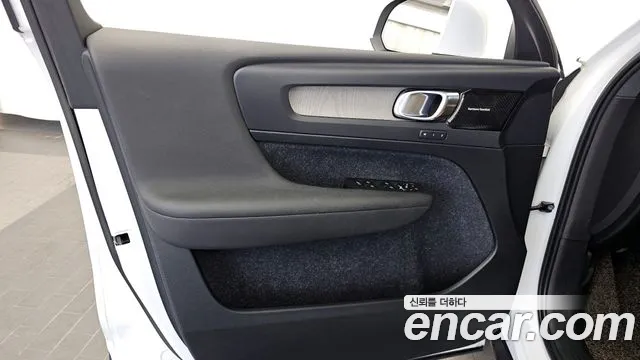 Volvo XC40 2020 — фото 14