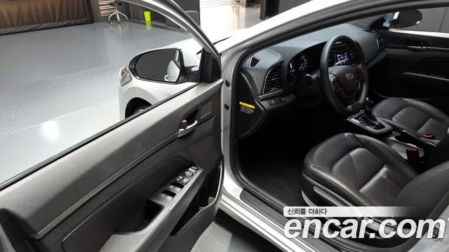 Hyundai AVANTE 2017 — фото 10