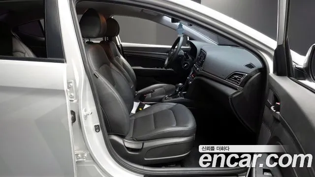 Hyundai AVANTE 2017 — фото 11