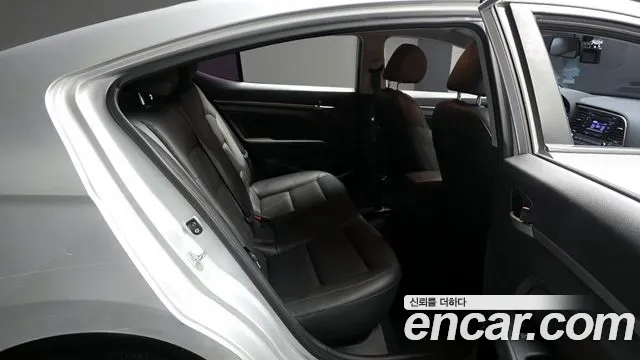 Hyundai AVANTE 2017 — фото 12