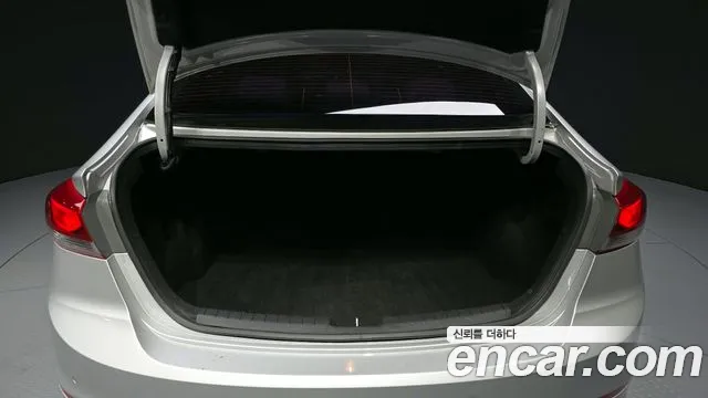 Hyundai AVANTE 2017 — фото 19