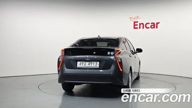 Toyota Prius 2018 — фото 4