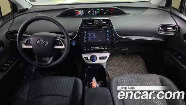 Toyota Prius 2018 — фото 10