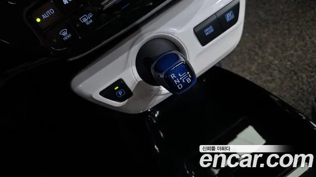 Toyota Prius 2018 — фото 12