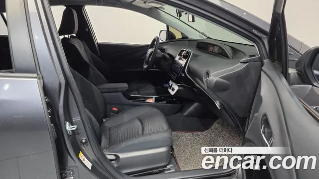 Toyota Prius 2018 — фото 17