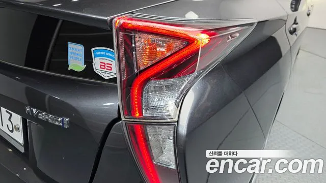 Toyota Prius 2018 — фото 9