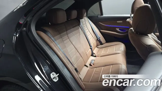 Mercedes-Benz E-Class 2022 — фото 17