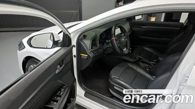 Hyundai AVANTE 2018 — фото 10