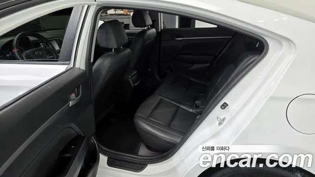 Hyundai AVANTE 2018 — фото 11