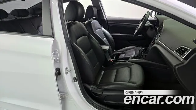 Hyundai AVANTE 2018 — фото 12